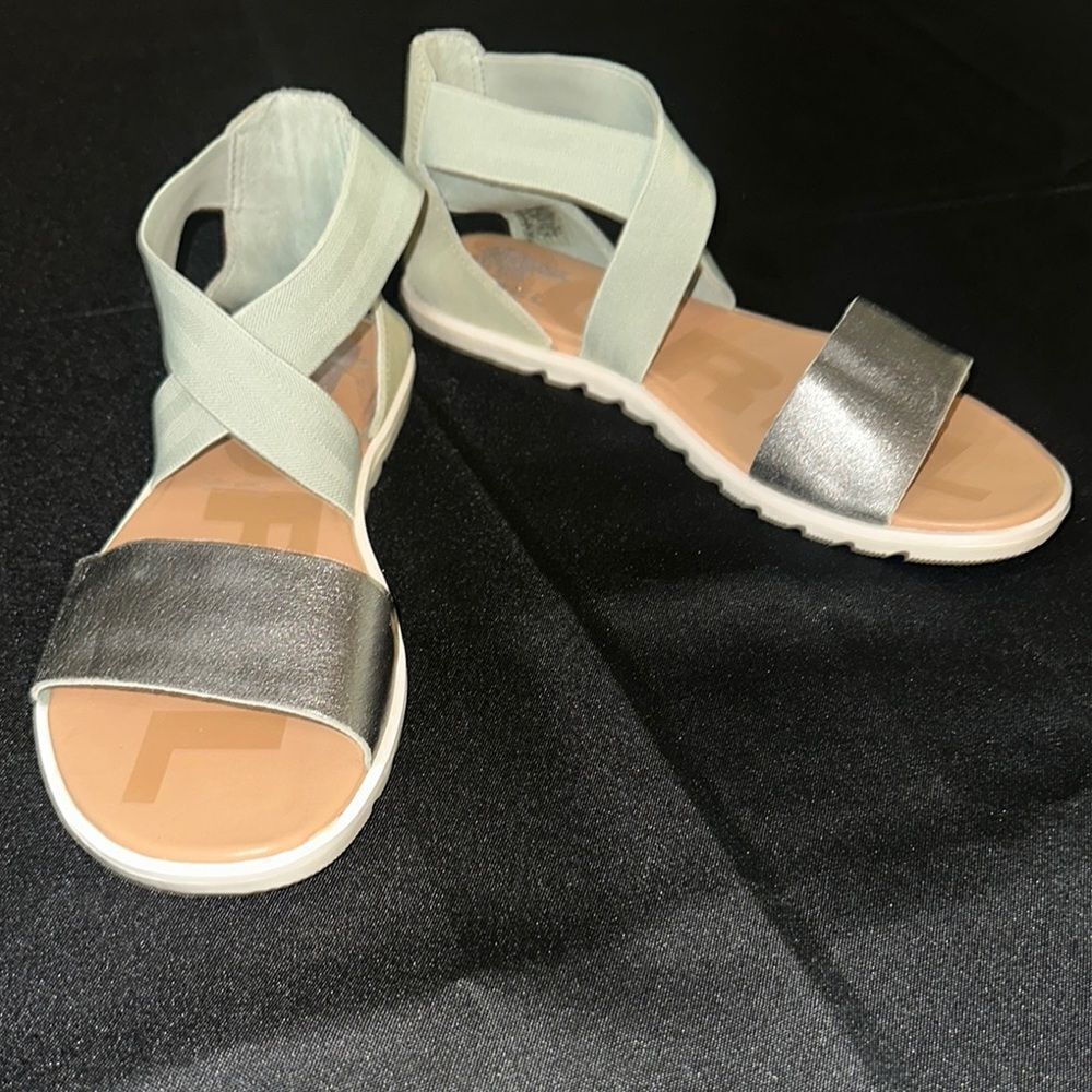 Sorel Silver/Green Crossover Strap Sandals Size 10